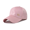 Détail de la casquette en satin rose avec logo M métallique doré brillant sur le côté - Réglable / Rose