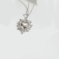Minimalistische silberne Herz-Sonnenstrahl-Halskette mit elegantem Sonnenstrahl-Design - Herzanhänger / Silber