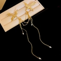 Broche de fénix dorado vintage con perlas blancas y cadena sobre caja de joyería fina - Dorado