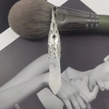 Colgante de columna hexagonal de cristal blanco con filigrana de metal plateado fino - Cuarzo Hialino (Sin Cadena)