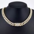Dettaglio di una collana a catena cubana dorata con strass su un manichino nero da busto - Oro 45cm