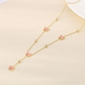 Detailansicht der goldenen Schmetterling Quaste Kette mit rosa Emaille und Zirkonia - Rosa (KN287982-BI)