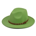 Gros plan d'un chapeau fedora en laine vert clair avec boucle de ceinture marron - Vert Fluorescent