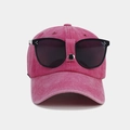 Dettaglio cappello pilota rosa con occhiali da sole neri oversize integrati sulla fronte - Regolabile / Rosa Rosso