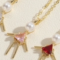 Collar dorado con perla blanca y colgante de circonita rosa de corte triangular - Circonita Rosa