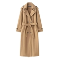 Klassischer doppelreihiger Wollmantel in Camel mit Gürtel und breitem Reverskragen - Erdgelb