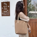 Dettaglio della borsa tote vintage in tela a quadri marroni con manici e rivetti rinforzati - Quadretti Piccoli Caffè Chiaro