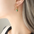 Elegante gouden oorringen met rechthoekige smaragdgroene zirkoonstenen in een klassieke zetting - Goud Groene Zirkonia