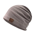 Detalle del gorro de punto beige mostrando la textura acanalada y el parche de cuero - Ajustable / Caqui