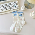 Süße Baumwollsocken in Creme und Himmelblau mit Wolkenmuster und rosa Schleife - Weiß Glückliche Wolke