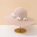 Détail du chapeau de paille rose orné de fleurs en peluche blanche et motifs d'yeux uniques - Adulte 55-58cm / Rose avec Motif Yeux