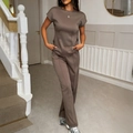 Zweiteiliges Damen-Freizeitset mit braunem Kurzarm-T-Shirt und passender langer Hose - S / Braun