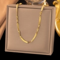 Élégant collier chaîne serpent plat doré avec design torsadé sur une boîte à bijoux - Chaîne à Pièces Tordues (H1336) Or