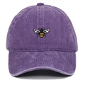Gros plan sur la broderie d'abeille jaune et blanche sur casquette en coton violet - Réglable / Violet