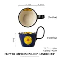Handbemalte dunkelblaue Keramiktasse mit gelbem Blumenmuster und Schlaufengriff - Blumenimpression