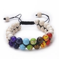 Detalle de pulsera ajustable de doble capa con 7 piedras chakra naturales y cuentas de mármol - Pulsera de Howlita Blanca