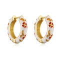 Detalle de pendientes de aro en forma de C bañados en oro 18K con esmalte blanco y flores - Esmalte Blanco Pétalos Rojos
