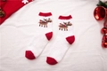 Vue détaillée de chaussettes de Noël en polaire corail rouge avec motif de renne blanc - Taille unique / Renne blanc