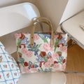 Dettaglio della borsa tote floreale con rose rosa e fiori blu su tela bianca - Grandi Fiori Rosso Rosa Blu