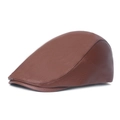 Détail de la casquette plate en cuir marron montrant la texture grain litchi sur fond blanc - café
