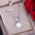 Elegante zilveren bloemketting met grote witte parel en fonkelende kristallen - Zilveren Ketting