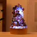 Weihnachtsbaum-Kristalllampe aus Kunstharz mit bunten Steinen und rundem Holzsockel - Bunte Kristalllampe