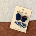 Donkerblauwe stoffen strik haarspeld en bloemen borduurset op presentatiekaart - Strik + Bloem (Donkerblauw)