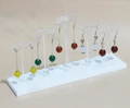Fünfstufiger Acryl-T-Ständer mit runden Edelstein-Ohrringen in Gelb, Grün, Rot und Weiß - T-Form Gestuft / Weiße Basis