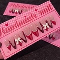 Faux ongles rouges avec nœuds 3D et chaînes de perles sur carte de présentation rose - XS / Style Rouge Français (SP177)