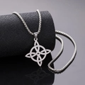 Collana vichinga d'argento con ciondolo a nodo celtico su sfondo scuro riflettente - Collana / Argento