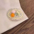 Détail de la pince beige crochetée main avec fleurs roses et orange et nœud vert - Barrette Tulipe Ovale