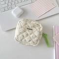 Dettaglio della borsa in cotone trapuntato a fiori con tirazip verde a contrasto - Fiore Viola Fondo Beige