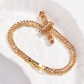 Dettaglio dei zirconi color champagne incastonati in un bracciale tennis dorato moda - Design a Nodo / Oro Pietra Champagne
