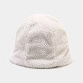Détail de la texture douce en fausse fourrure blanche d'un chapeau d'hiver - M (56-58cm) / Bob / Gris