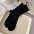 Minimalistische schwarze Baumwoll-Rippsocken auf einem Keramiktablett für einen gemütlichen Look - Einheitsgröße / Schwarz