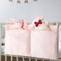 Babybett-Organizer aus rosa Teddyvlies mit zwei Taschen für Flaschen und Windeln - Hellrosa