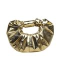 Metallisch goldene Raffhandtasche mit glänzender Faltenstruktur und Ringgriff - Gold