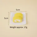 Miniatuur 5cm gele cake-rollen op wit dienblad voor poppenhuis decoratie, 17g gewicht - Geel Broodje/Cakerol (Zonder Haak)