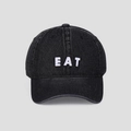 Dettaglio del ricamo EAT su un cappellino da baseball in denim lavato nero scuro - M (56-58cm) / Nero