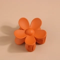 Détail d'une pince à cheveux fleur orange mat avec une structure de dents solide - Orange Foncé
