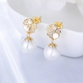 Elegant S925 silver flower stud earrings with sparkling diamonds and round white pearls - 925 Silver / Yellow