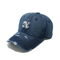 Dettaglio macro del cappello in denim vintage con ricamo N e visiera strappata - M (56-58cm) / Blu Notte
