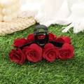Elegante pinza per capelli nera decorata con rose di velluto rosso vivo su erba verde - 13cm / Rosso