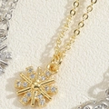 Collier avec pendentif flocon doré serti de zircons cubiques clairs sur une chaîne fine - Flocon de neige / Or 14K