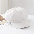 Detalle de gorra newsboy beige con textura de lino y hebilla metálica decorativa - M (56-58cm) / Blanco
