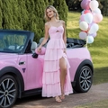 Detail van roze maxi-jurk met ruches, een uitsnijding bij de buste en een hoge split - M / Roze