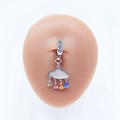 Détail du piercing de nombril nuage argenté avec pendentifs en pierres colorées - Nuage Coloré Goutte