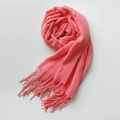 Sciarpa tinta unita rosa corallo vivace con trama in bambù ed eleganti frange lunghe - Rosa Corallo