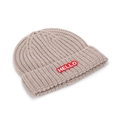 Gros plan du bonnet en tricot marron clair avec écusson HELLO rouge sur le revers - Taille unique / Café Clair
