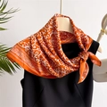 Franse vintage oranje zijden sjaal met bloemenmotief elegant geknoopt rond de hals - 70*70cm / Oranje